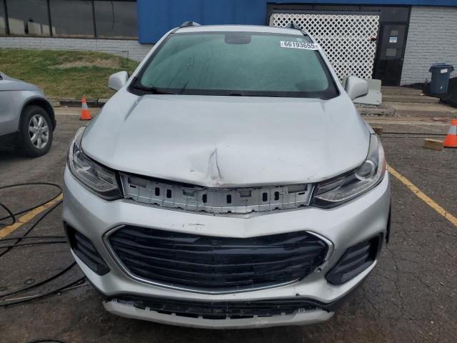KL7CJLSB5JB637706 - 2018 CHEVROLET TRAX 1LT Silber Foto 5