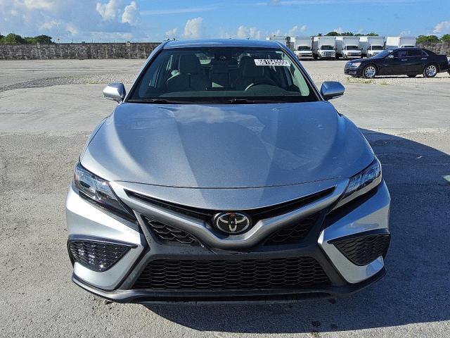 4T1G11AK4PU807279 - 2023 TOYOTA CAMRY SE NIGHT SHADE WHITE photo 5