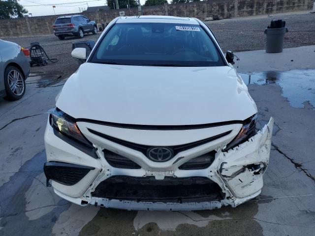 4T1T11AK0PU836762 - 2023 TOYOTA CAMRY SE NIGHT SHADE WHITE photo 5