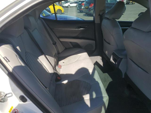 4T1B11HK1JU612697 - 2018 TOYOTA CAMRY L WHITE photo 10