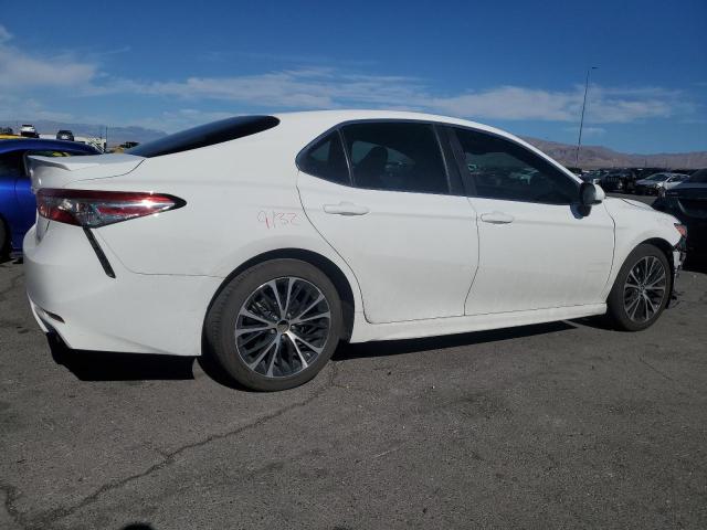 4T1B11HK1JU612697 - 2018 TOYOTA CAMRY L WHITE photo 3