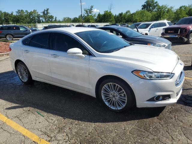 3FA6P0T92GR267382 - 2016 FORD FUSION SE WHITE photo 4