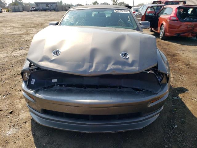 1ZVFT85H455252176 - 2005 FORD MUSTANG GT GRAY photo 5