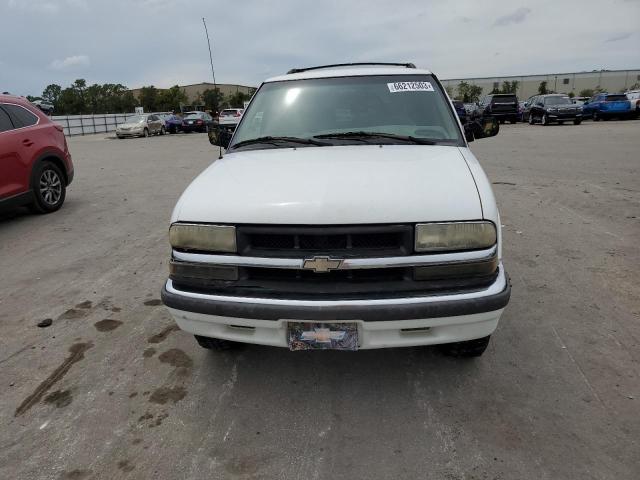 1GNCS13W71K129590 - 2001 CHEVROLET BLAZER WHITE photo 5