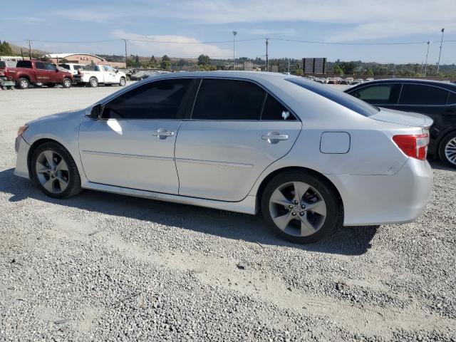 4T1BK1FKXCU013073 - 2012 TOYOTA CAMRY SE SILVER photo 2