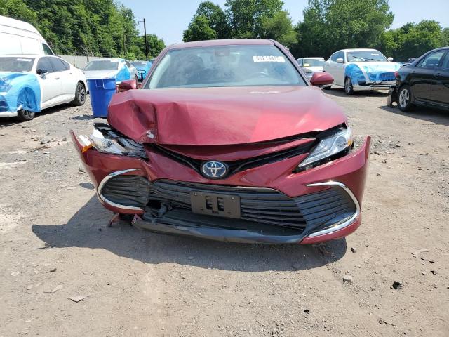 4T1F31AK0NU584631 - 2022 TOYOTA CAMRY XLE MAROON photo 5