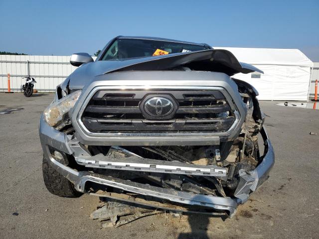 3TMCZ5AN9JM150648 - 2018 TOYOTA TACOMA DOUBLE CAB Gümüş fotoğraf 5