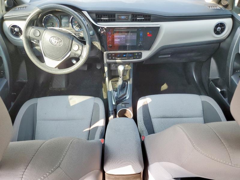 5YFBURHE5JP785611 - 2018 TOYOTA COROLLA L 灰色 照片 8