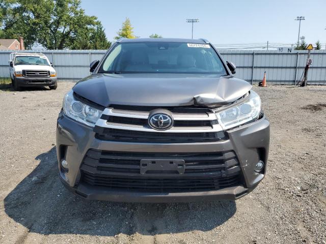 5TDJZRFH1JS561611 - 2018 TOYOTA HIGHLANDER SE GRAY photo 5