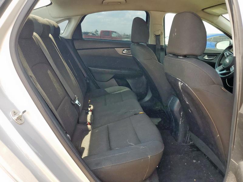 3KPF24AD8KE138523 - 2019 KIA FORTE FE SILVER photo 10