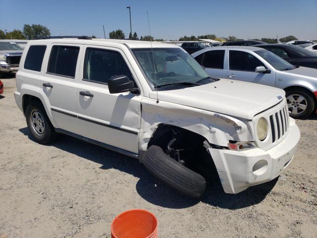 1J8FF28W38D681488 - 2008 JEEP PATRIOT SPORT WHITE photo 4