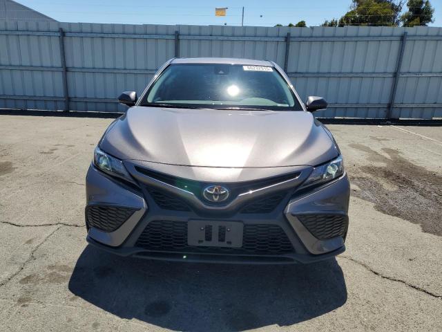 4T1G11AKXPU799219 - 2023 TOYOTA CAMRY SE NIGHT SHADE CHARCOAL photo 5