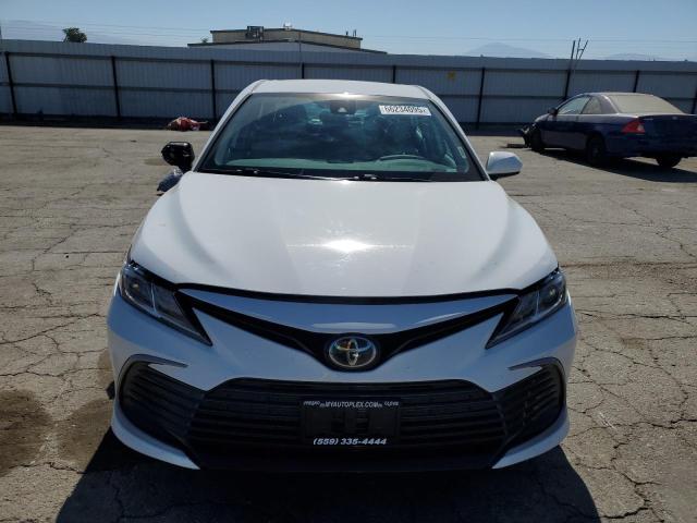 4T1C11AK0NU675066 - 2022 TOYOTA CAMRY LE 白色 照片 5