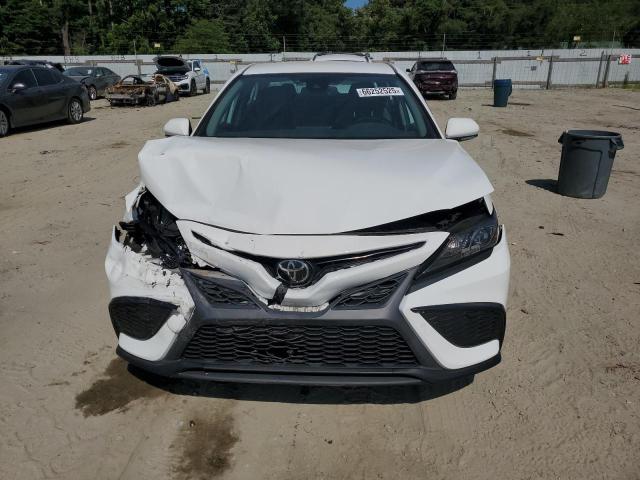 4T1T11AK9MU513757 - 2021 TOYOTA CAMRY SE WHITE photo 5