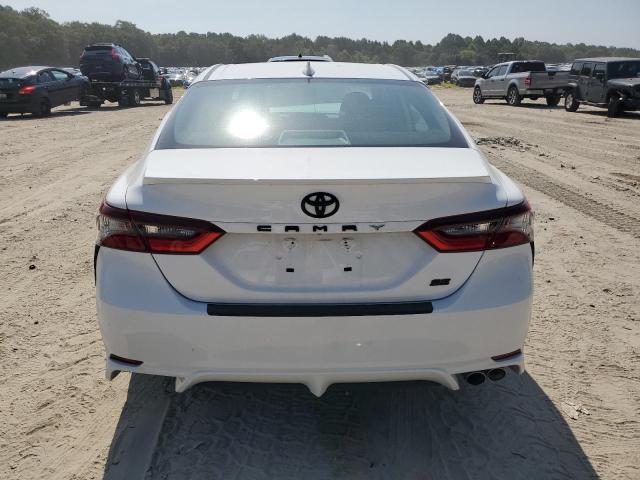 4T1T11AK9MU513757 - 2021 TOYOTA CAMRY SE WHITE photo 6