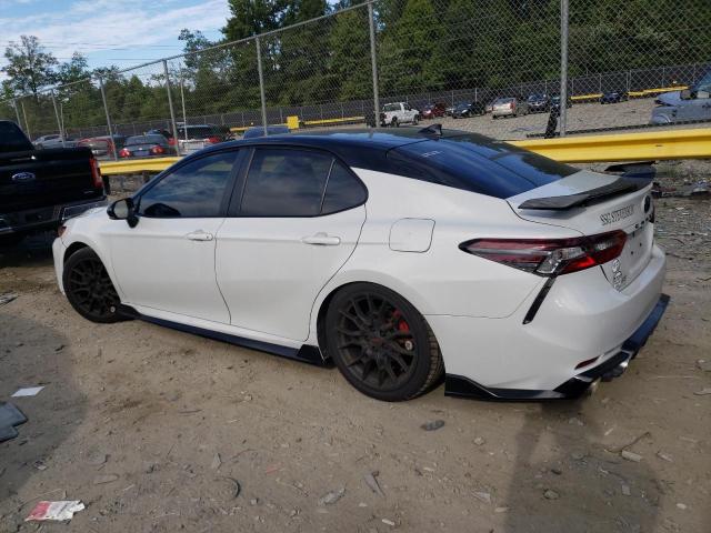 4T1KZ1AK2MU052504 - 2021 TOYOTA CAMRY TRD WHITE photo 2