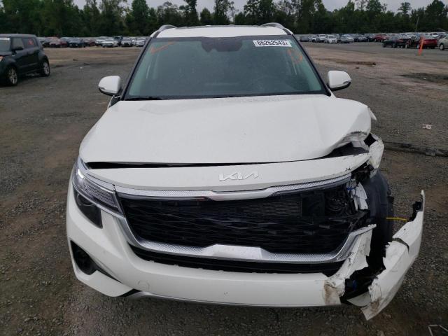 KNDERCAAXP7406275 - 2023 KIA SELTOS EX WHITE photo 5