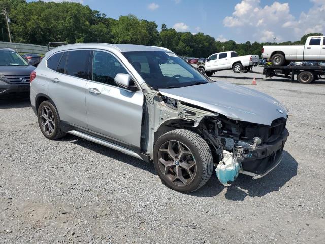 WBXHU7C50K3H45605 - 2019 BMW X1 SDRIVE28I SILVER photo 4