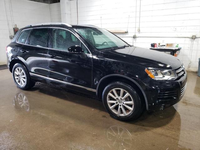 WVGEF9BP3DD001320 - 2013 VOLKSWAGEN TOUAREG V6 BLACK photo 4