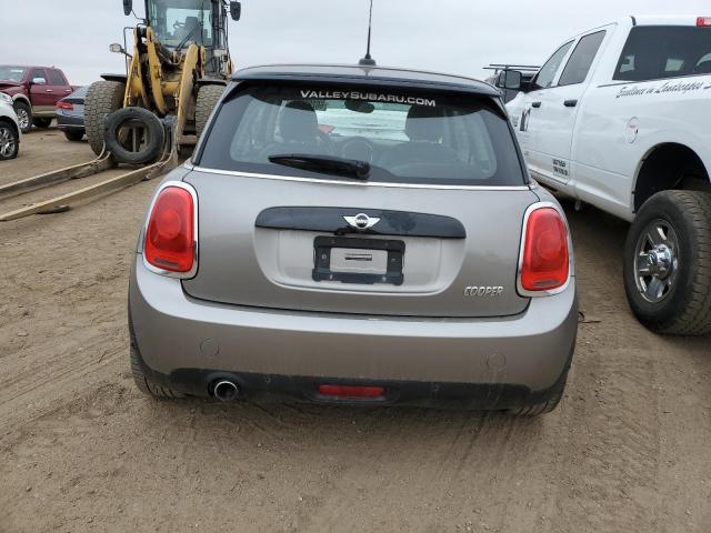 WMWXP5C59J2D71856 - 2018 MINI COOPER GRAY photo 6