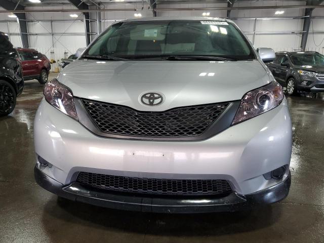 5TDKZ3DC6HS861650 - 2017 TOYOTA SIENNA LE 银色 照片 5