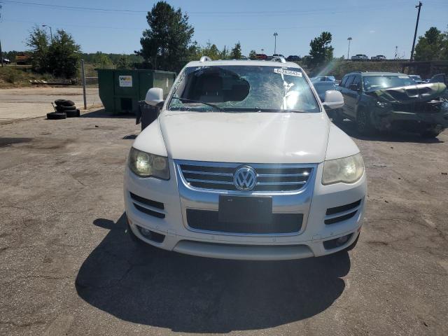 WVGFK7A9XAD000135 - 2010 VOLKSWAGEN TOUAREG TDI WHITE photo 5