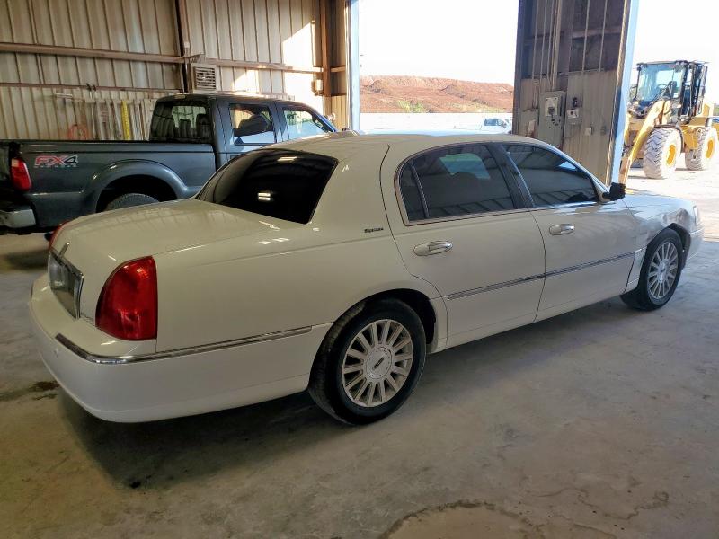 1LNHM82W13Y621403 - 2003 LINCOLN TOWN CAR SIGNATURE 白色 照片 3