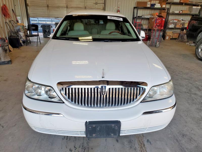 1LNHM82W13Y621403 - 2003 LINCOLN TOWN CAR SIGNATURE 白色 照片 5