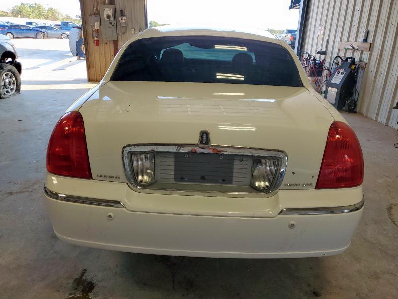 1LNHM82W13Y621403 - 2003 LINCOLN TOWN CAR SIGNATURE 白色 照片 6
