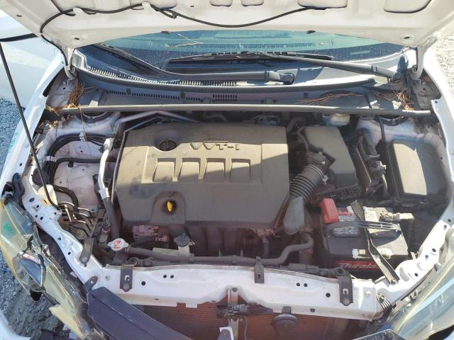 5YFBURHE5JP776908 - 2018 TOYOTA COROLLA L თეთრი ფოტო 11