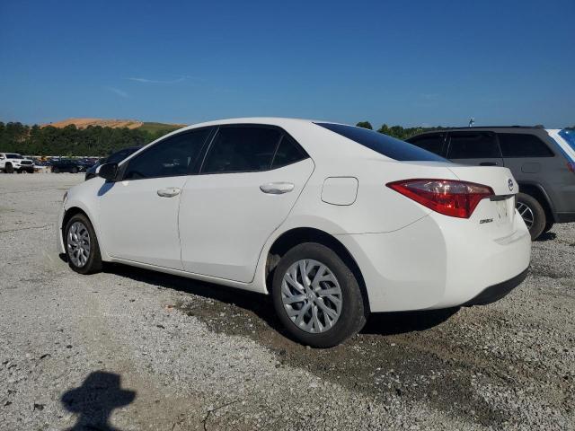 5YFBURHE5JP776908 - 2018 TOYOTA COROLLA L თეთრი ფოტო 2