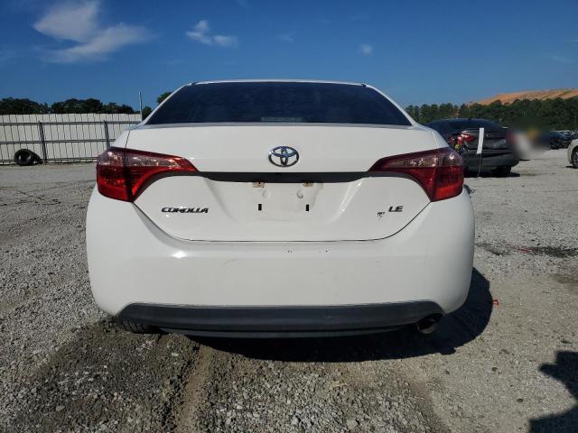5YFBURHE5JP776908 - 2018 TOYOTA COROLLA L თეთრი ფოტო 6