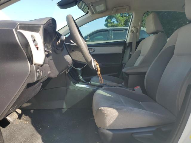 5YFBURHE5JP776908 - 2018 TOYOTA COROLLA L თეთრი ფოტო 7