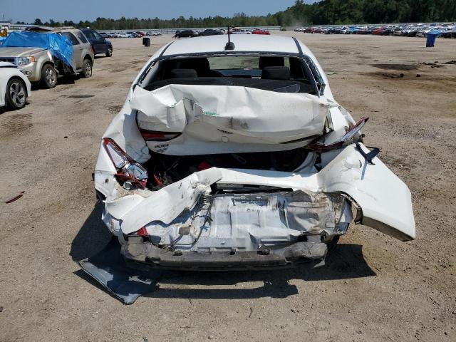 3KPA24AB7JE100627 - 2018 KIA RIO LX WHITE photo 6