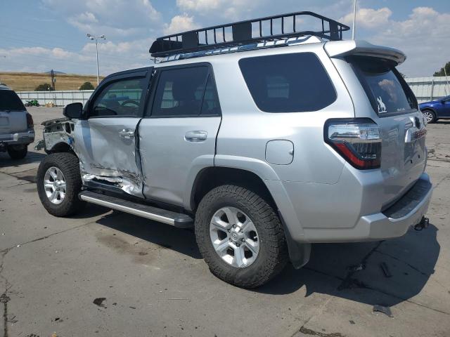 JTEBU5JR1J5563596 - 2018 TOYOTA 4RUNNER SR5/SR5 PREMIUM SILVER photo 2