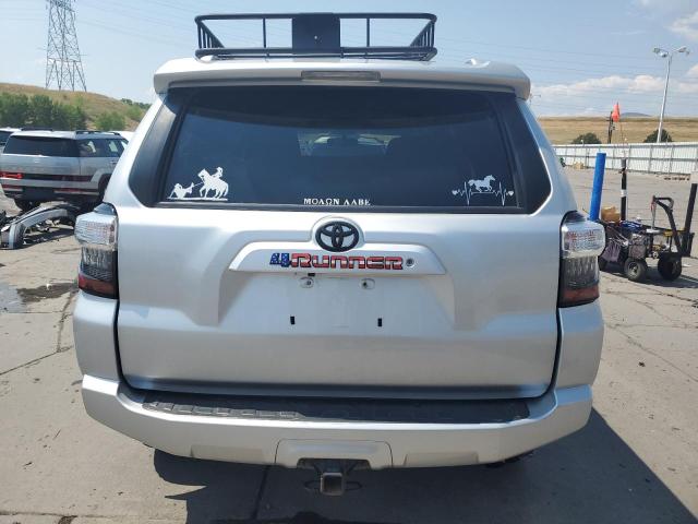 JTEBU5JR1J5563596 - 2018 TOYOTA 4RUNNER SR5/SR5 PREMIUM SILVER photo 6