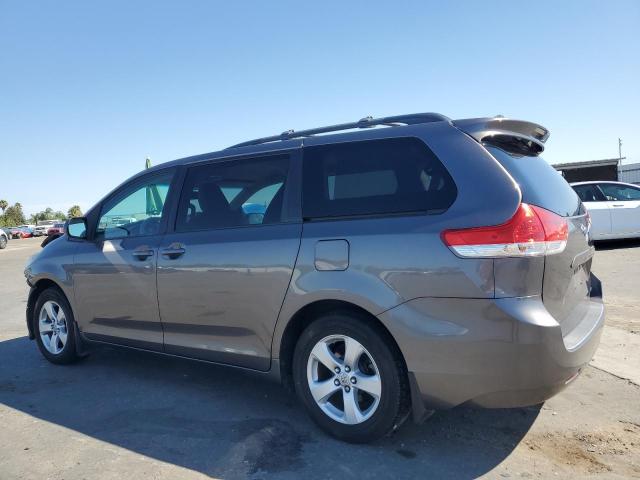 5TDKK3DC5DS398625 - 2013 TOYOTA SIENNA LE ნაცრისფერი ფოტო 2