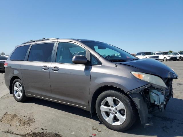 5TDKK3DC5DS398625 - 2013 TOYOTA SIENNA LE ნაცრისფერი ფოტო 4