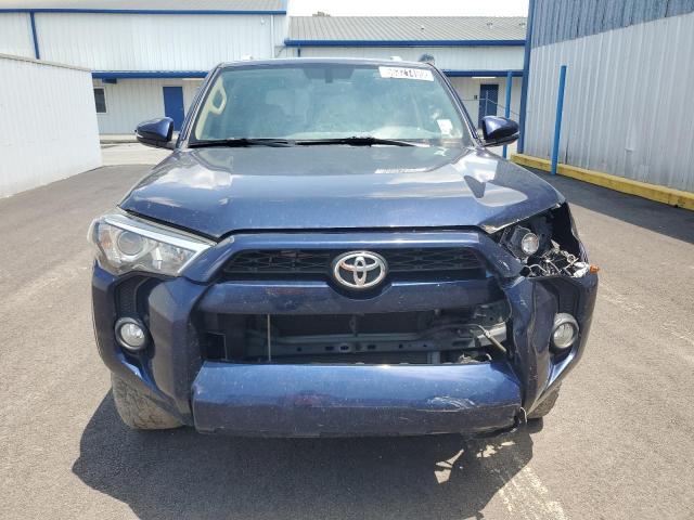 JTEZU5JR0J5190145 - 2018 TOYOTA 4RUNNER SR5 Niebieski zdjęcie 5