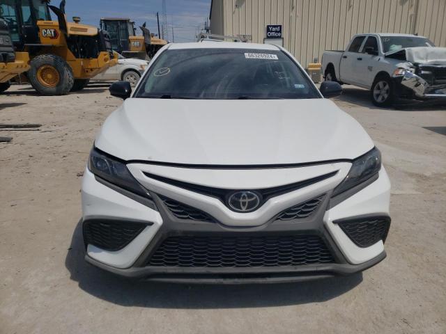 4T1G11AK3MU482894 - 2021 TOYOTA CAMRY SE WHITE photo 5