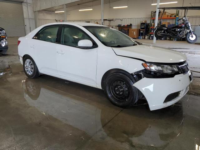 KNAFT4A25D5669251 - 2013 KIA FORTE LX WHITE photo 4