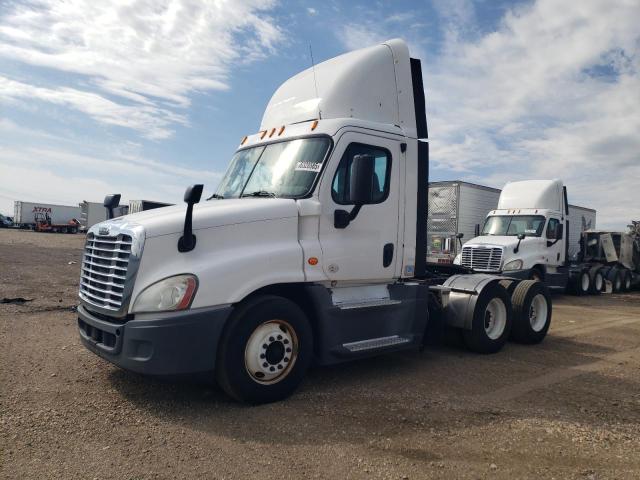 1FUJGEDVXFLGJ9730 - 2015 FREIGHTLINER CASCADIA 1 WHITE photo 2