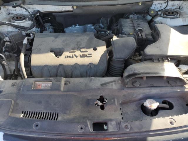 JA4AD2A33JZ003138 - 2018 MITSUBISHI OUTLANDER ES WHITE photo 11