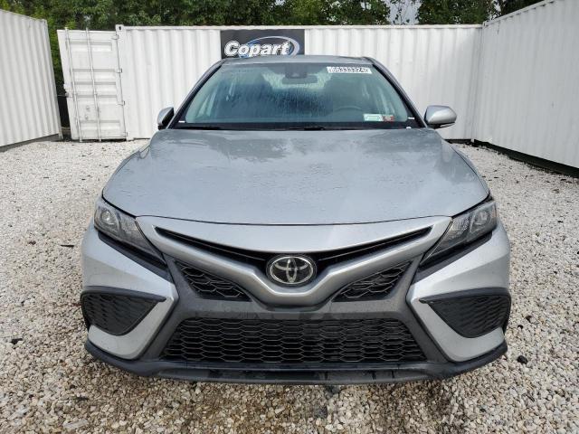 4T1G11AK5PU809204 - 2023 TOYOTA CAMRY SE NIGHT SHADE SILVER photo 5