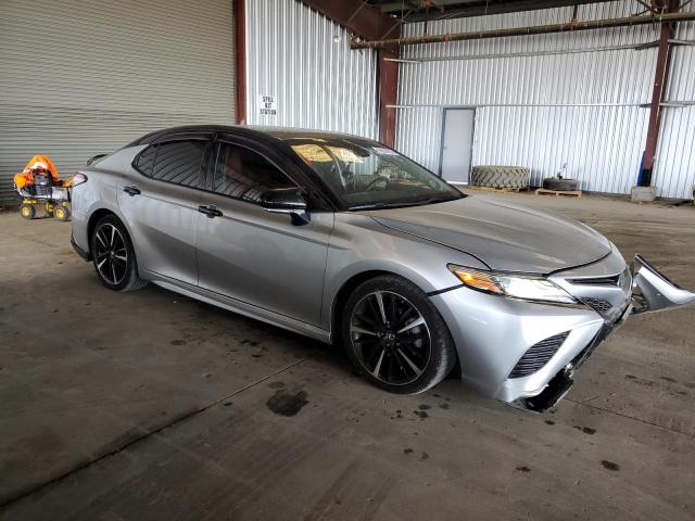 4T1BZ1HK2JU010688 - 2018 TOYOTA CAMRY XSE 银色 照片 4