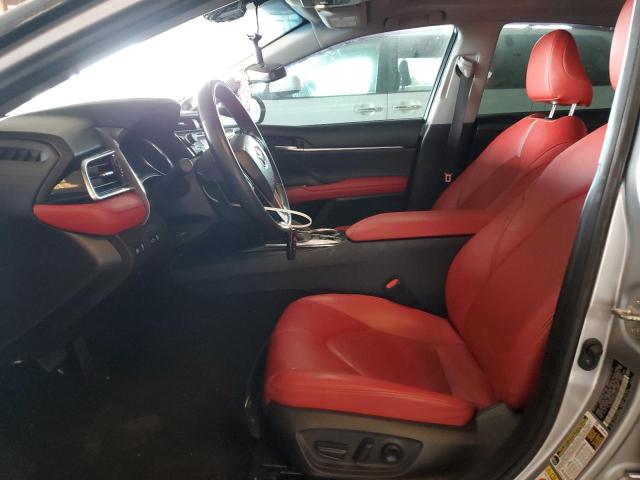 4T1BZ1HK2JU010688 - 2018 TOYOTA CAMRY XSE 银色 照片 7