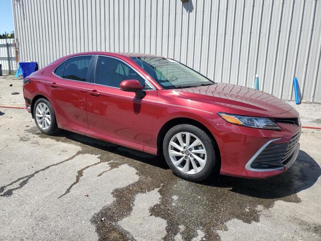 4T1C11AK5MU446512 - 2021 TOYOTA CAMRY LE RED photo 4