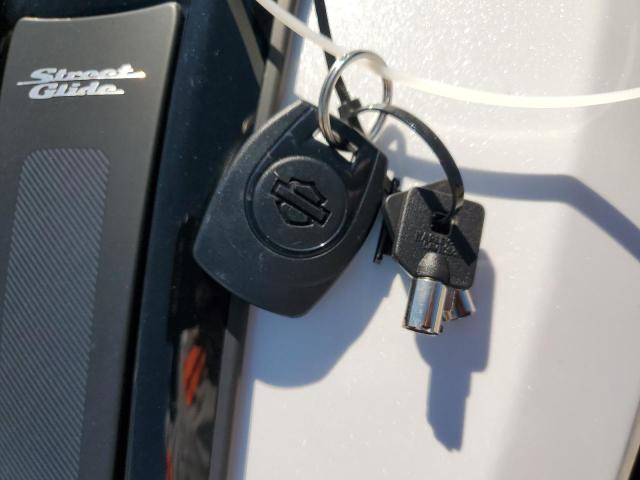 1HD1KB71XRB633596 - 2024 HARLEY-DAVIDSON FLHX Weiß Foto 8