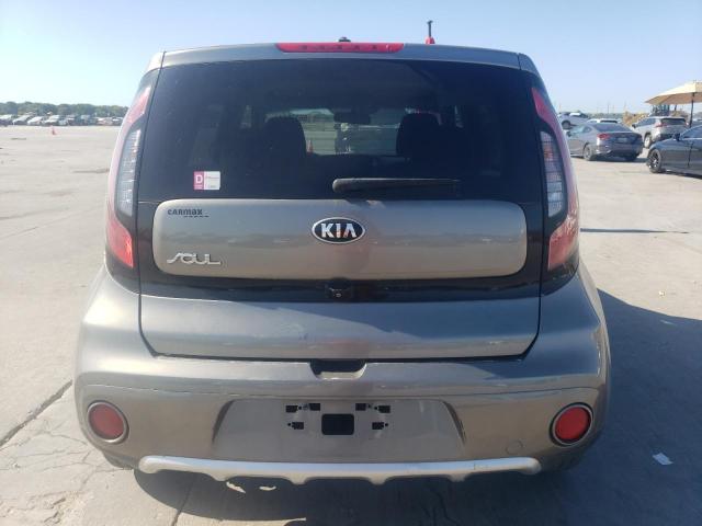 KNDJP3A56J7600428 - 2018 KIA SOUL + GRAY photo 6