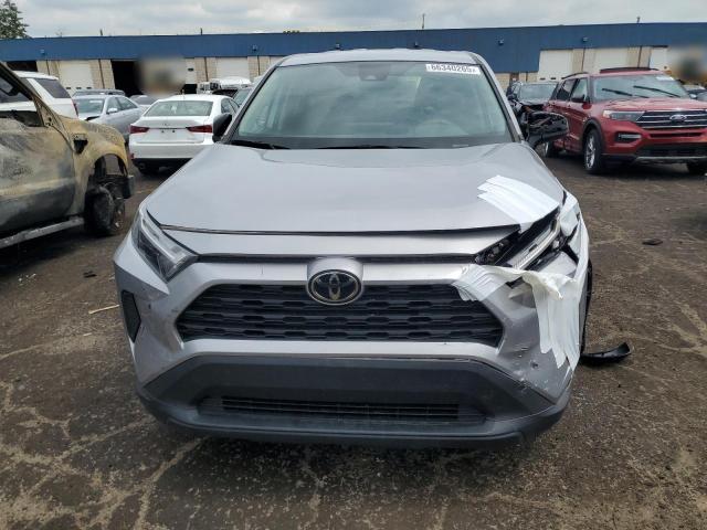 2T3H1RFV4PC220613 - 2023 TOYOTA RAV4 LE Gümüş fotoğraf 5